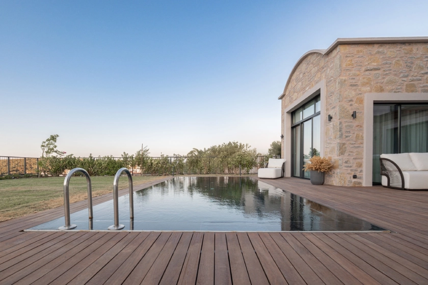 Gift Hebil projesindeki Bodrum Hebil Koyu satılık villa seçeneklerinde yer alan lüks villanın özel havuzu, modern mimarisi ve ferah yaşam alanlarıyla Bodrum satılık lüks villa ayrıcalığını yansıtır.