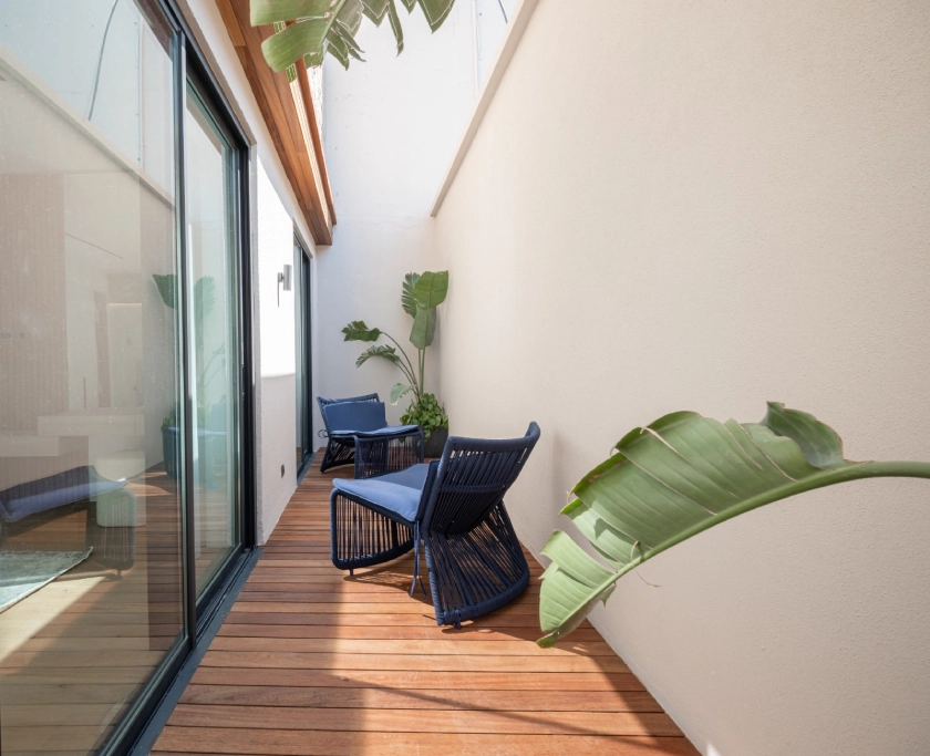 Gift Hebil projesinde yer alan Bodrum Hebil Koyu satılık villa seçeneklerindeki bu lüks villanın teras alanı, deniz esintisi ve modern tasarımıyla Bodrum satılık lüks villa konforunu yansıtır.
