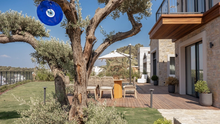 Bodrum Hebil Koyu’ndaki Gift Hebil projesine ait satılık lüks villanın geniş ve özel bahçesi, modern peyzaj tasarımıyla ferah bir yaşam alanı sunar.