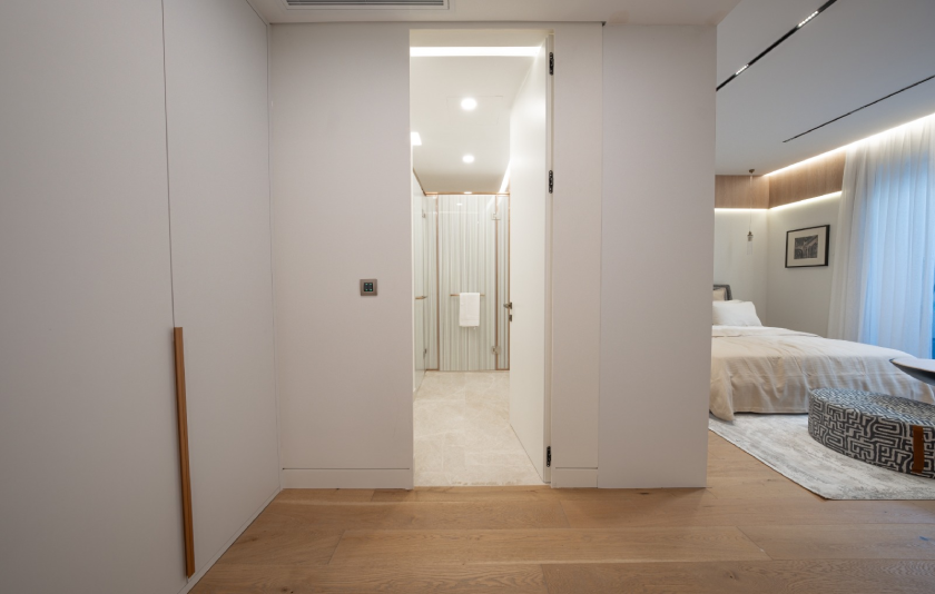 Gift Hebil projesindeki Bodrum Hebil Koyu satılık villa seçeneklerinde yer alan lüks villanın yatak odasına bağlı özel banyosu, modern tasarımı ve kaliteli detaylarıyla Bodrum satılık lüks villa ayrıcalığını gösterir