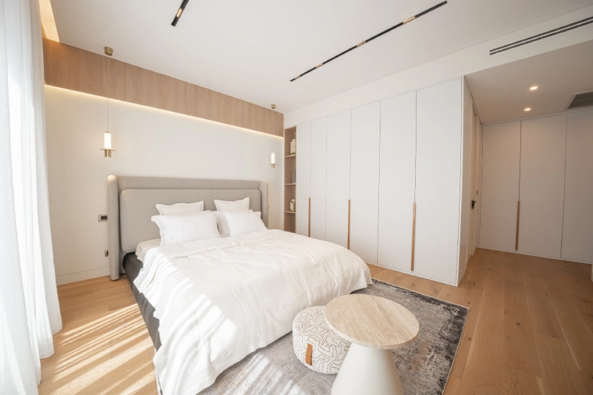 Gift Hebil projesindeki Bodrum Hebil Koyu satılık villa seçeneklerinde yer alan lüks villanın modern yatak odası, geniş alanı ve şık tasarımıyla Bodrum satılık lüks villa standartlarını yansıtır.
