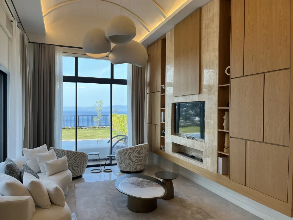 Bodrum Hebil Koyu’nda yer alan Gift Hebil projesindeki satılık lüks villanın geniş, ferah ve modern tasarımlı salon alanı.