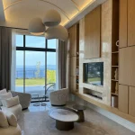 Bodrum Hebil Koyu’nda yer alan Gift Hebil projesindeki satılık lüks villanın geniş, ferah ve modern tasarımlı salon alanı.