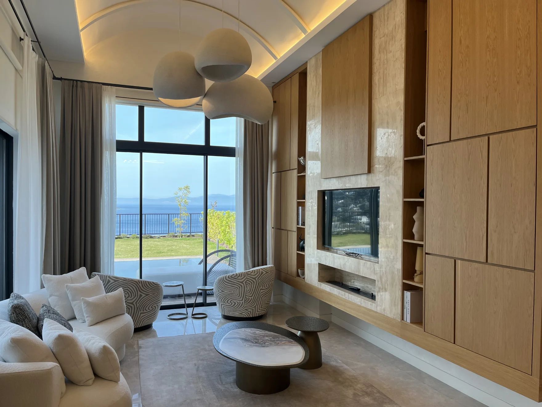 Bodrum Hebil Koyu’nda yer alan Gift Hebil projesindeki satılık lüks villanın geniş, ferah ve modern tasarımlı salon alanı.